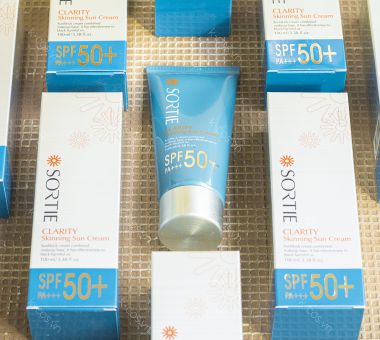 Kem Chống Nắng Sortie Clarity Skinning SPF50 PA ++ 2 IN 1 Giúp Makeup Và Nâng Tông Cho Da Mặt 100ml Hàn Quốc